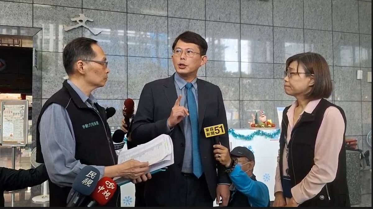 黃國昌臨時發採通，要考察北分署就安基金購置禮品庫存，李宇翔議員痛批黃國昌根本就是「假考察、真作秀」。 圖：黃國昌辦公室提供