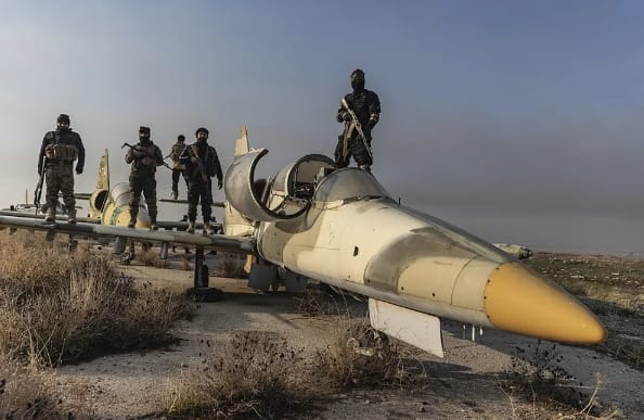 敘利亞叛軍站在俘獲的俄國戰機上。 圖 : 翻攝自澎派新聞