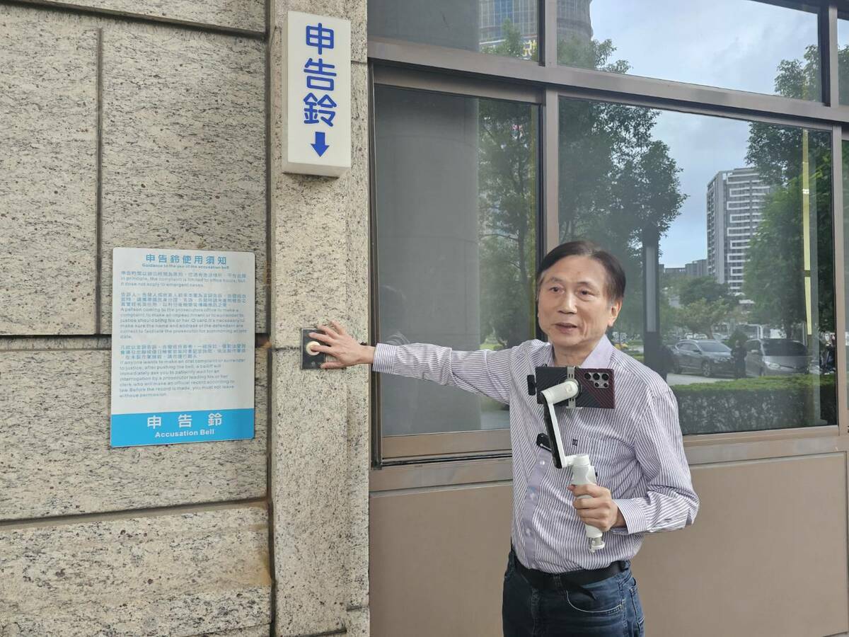 詹江村到桃園地檢署按鈴控告網紅「八炯」加重毀謗罪。 圖：林昀真/攝