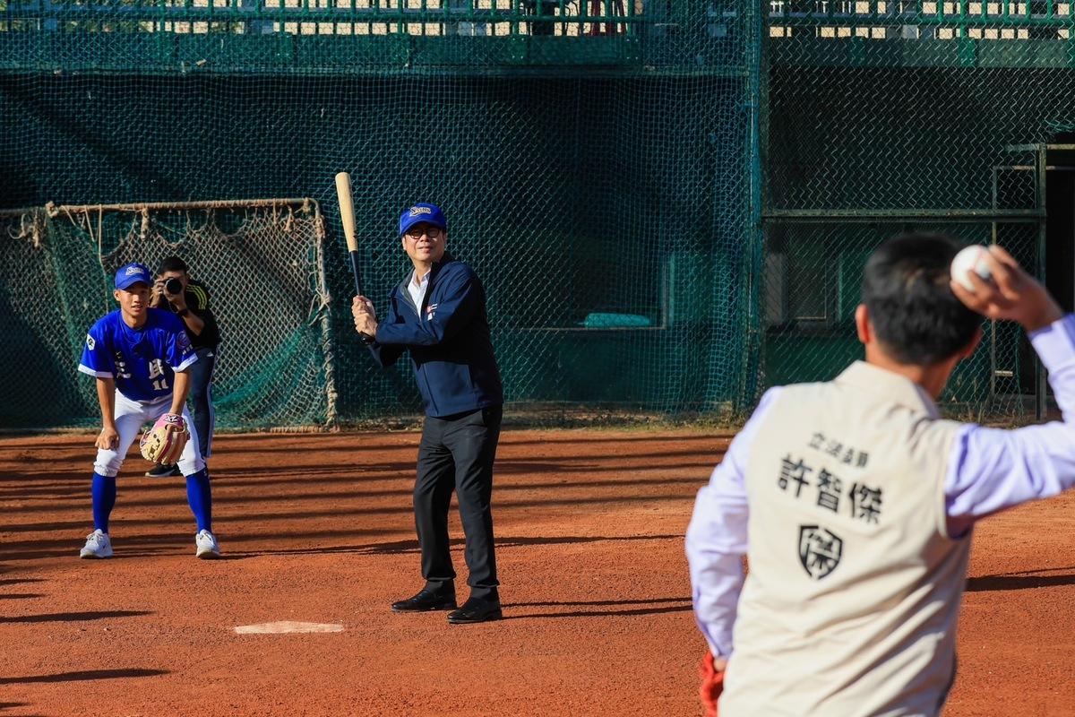 陳其邁(中)訪三民高中球場下場打球，由許智傑(右)擔任投手。 圖：高雄市政府提供