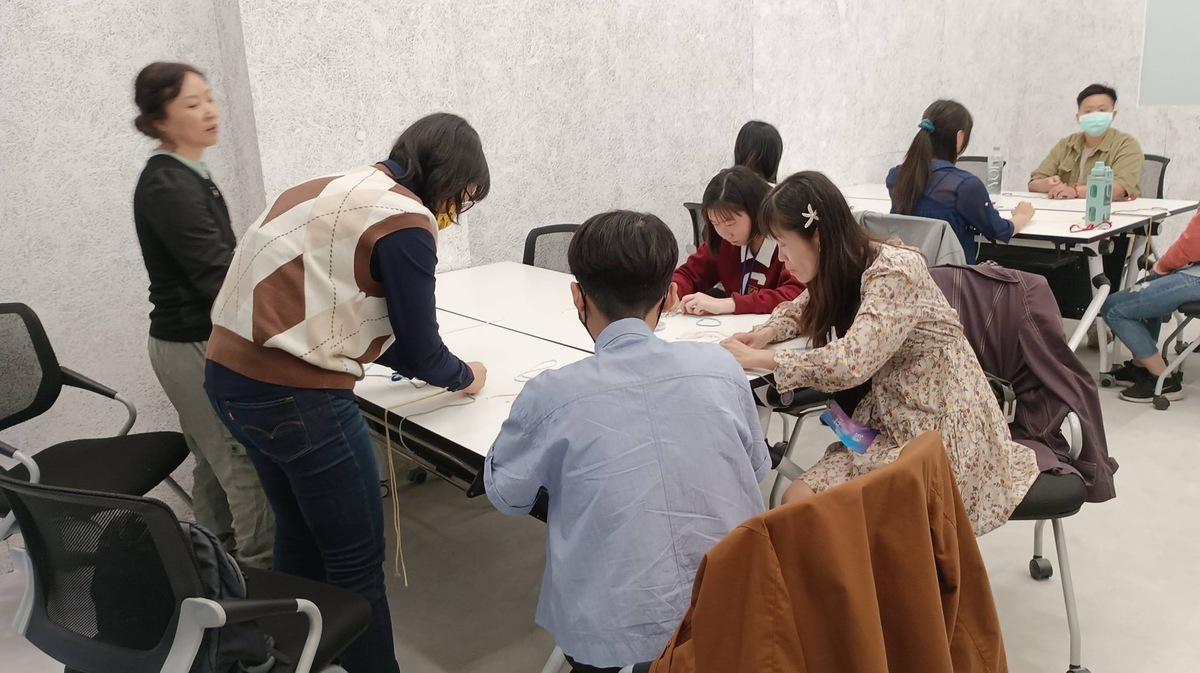 講師帶領參與者製作香氛蠟燭及編織吊飾。 圖：高雄市民政局提供