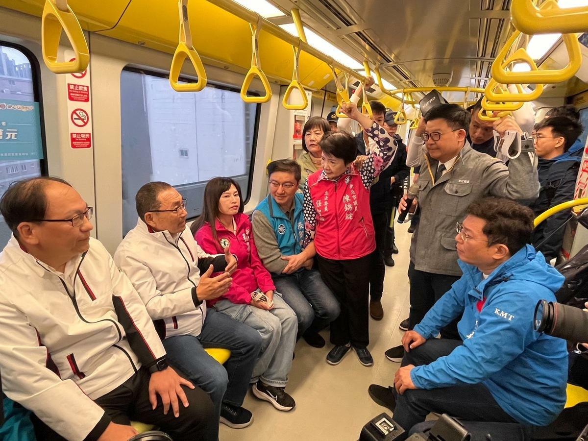 侯友宜與議員視察環狀線全路段整合營運測試情形。 圖：新北市捷運局/提供