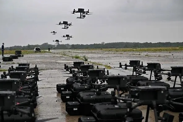 烏軍操作無人機。(示意圖) 圖 : 翻攝自視覺中國
