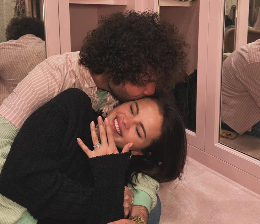 席琳娜戈梅茲（Selena Gomez）今(12)日無預警宣布訂婚喜訊，將嫁給交往1年多的音樂人男友班尼布蘭柯（Benny Blanco）。 圖：翻攝自席琳娜戈梅茲IG