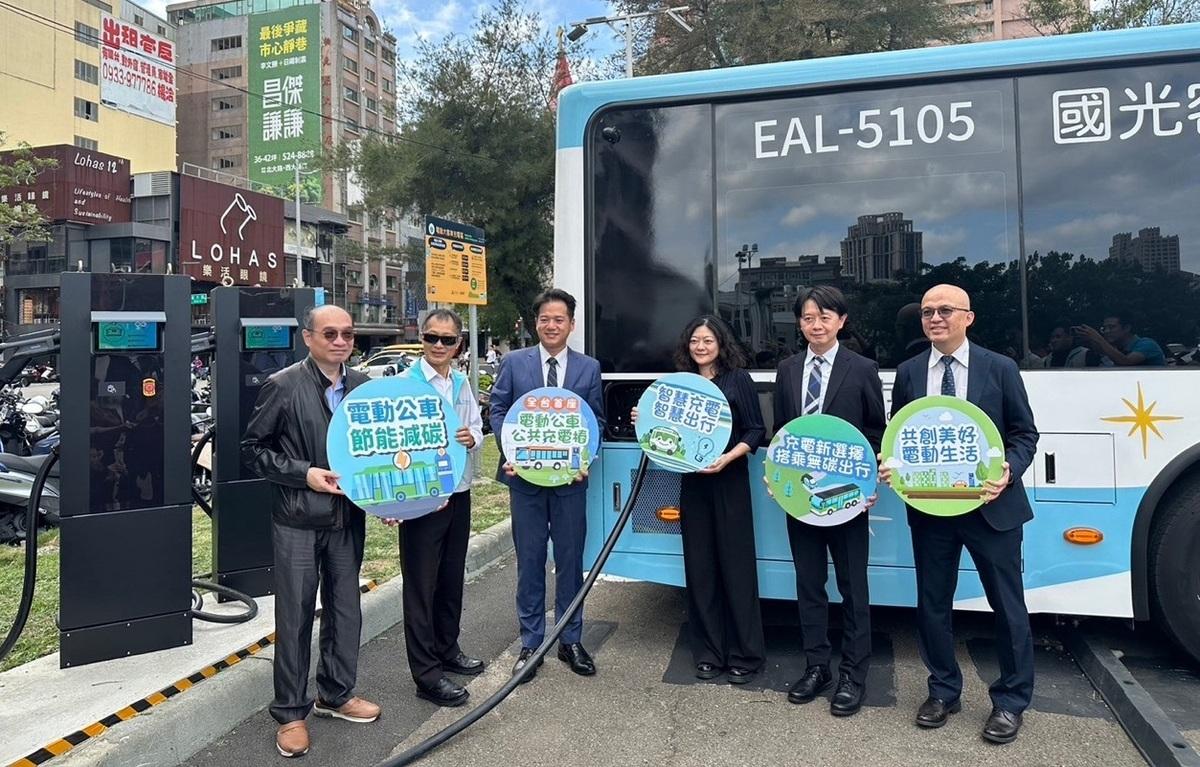 遠傳協助新竹市打造的全台首座電動公車公共充電樁，為市民提供零汙染的綠色公車路線。代理市長邱臣遠(左三)、遠傳資訊暨數位轉型科技群協理張文津(右二)。 圖: 遠傳/提供
