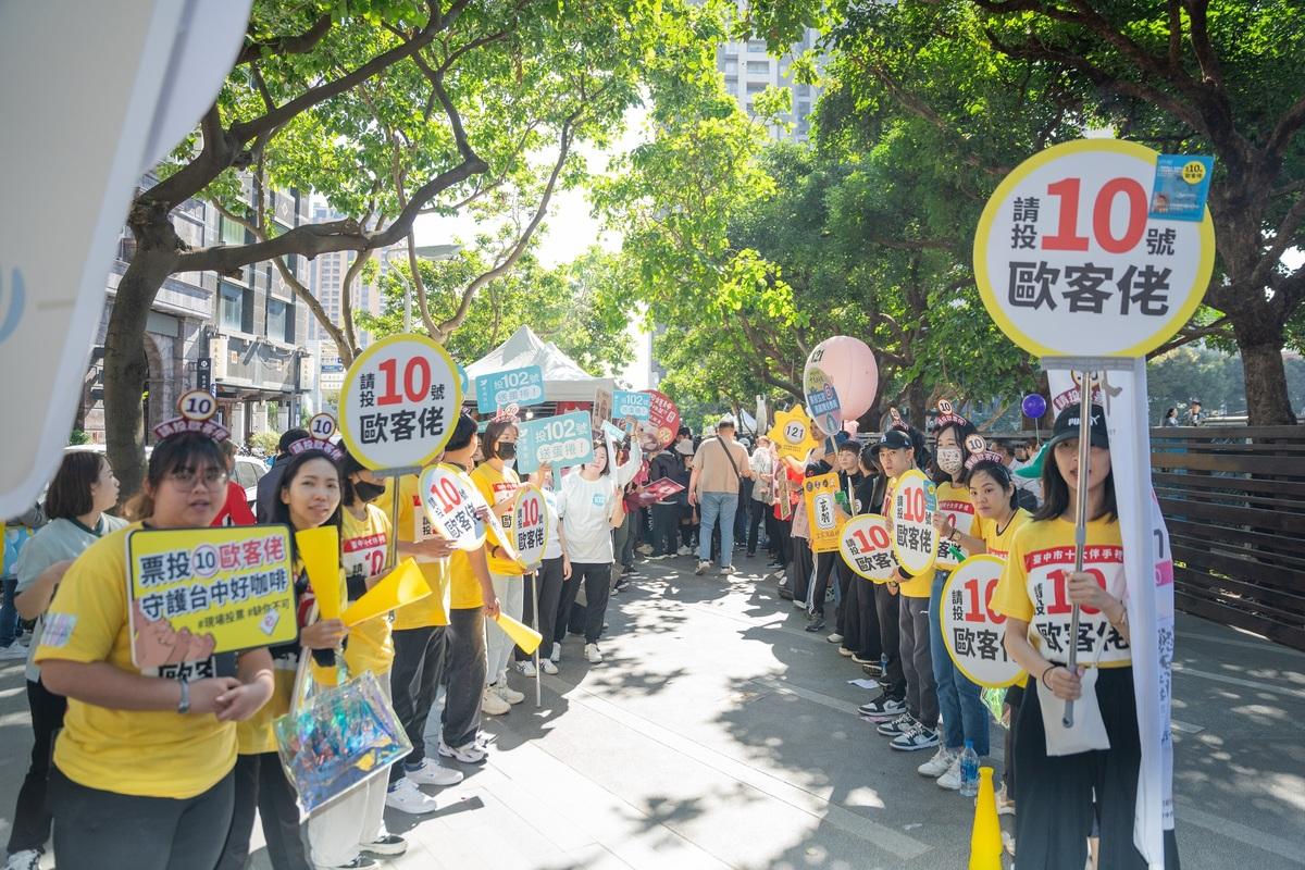 歐客佬精品咖啡出動員工在活動現場拉票。 圖：台中市工策會/提供