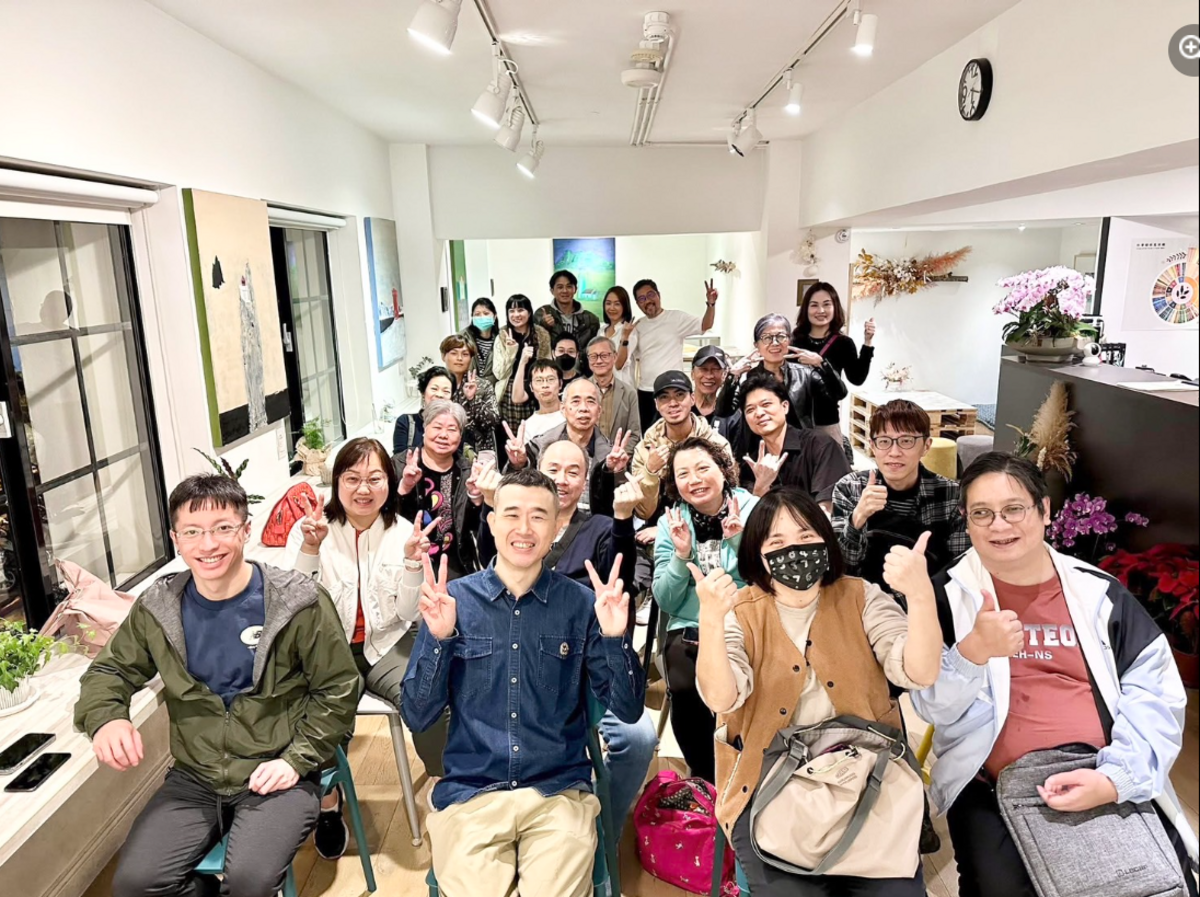 大陸委員會港澳蒙藏處科長蔡孟潔偕財團法人台港經濟文化合作策進會同仁日前參加移居來台港人張朝敦博士舉辦的「移民×心理健康」講座，蔡孟潔科長(後排中)及張朝敦博士(前排左2)、王永康先生(後排右1)與參加講座民眾合影。 圖：擷自台港經濟文化合作策進會臉書