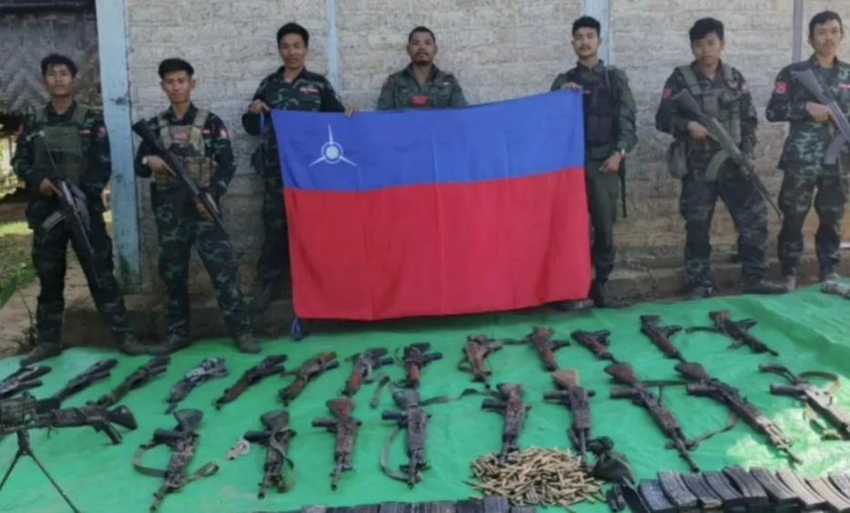 德奴人民解放軍在撣邦南部勞索鎮皎古地區，阻擊了緬軍增援撣邦北部瑙丘鎮轄區當坎村區域的部隊。軍方部隊被重創大量槍枝彈藥物資被收繳。 圖：翻攝自緬甸中文君