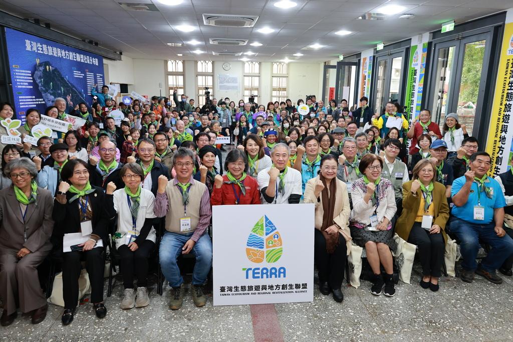 社區代表、監委、中央部會、地方政府、學界、輔導團隊共同見證台灣生態旅遊與地方創生聯盟成立。 台灣生態旅遊與地方創生聯盟提供