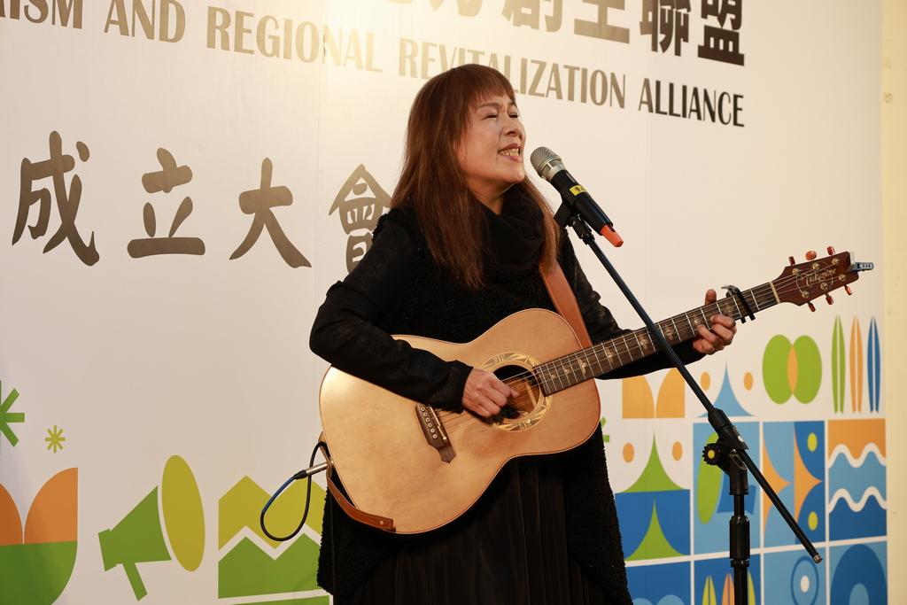 民歌歌手曾淑勤(阿魯)開幕演出。 台灣生態旅遊與地方創生聯盟提供
