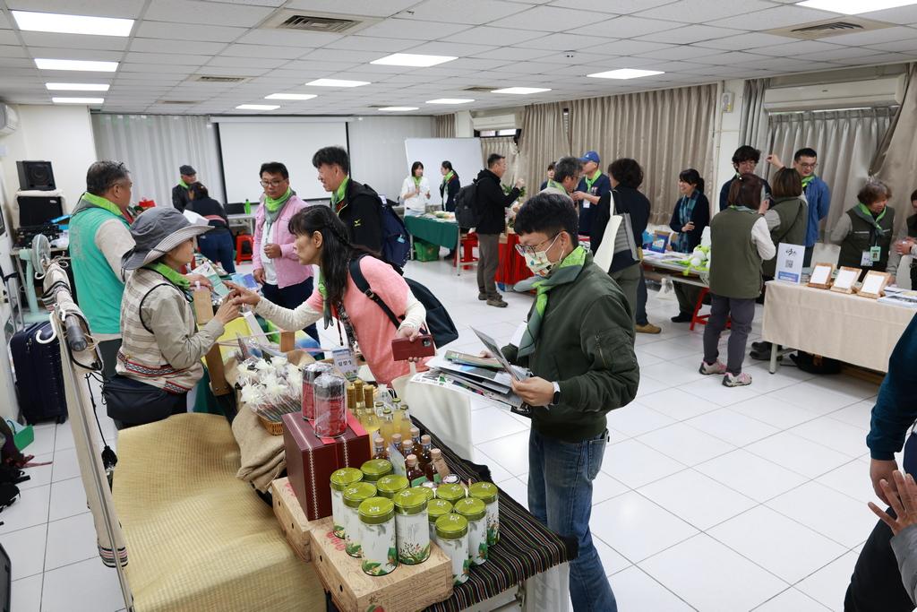 社區提供各自特色產品，活動現場宛如小型市集。 台灣生態旅遊與地方創生聯盟提供