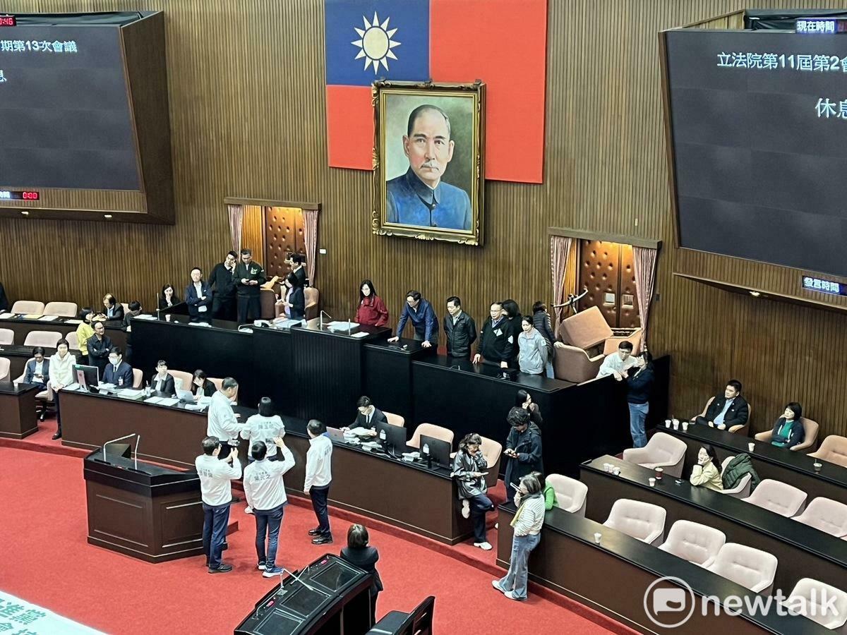 為防藍營於6日的立法院會突襲選罷法重演，民進黨團一早在議場主席台堵門佈陣。 圖：金大鈞／攝