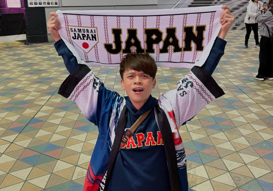 蔡阿嘎作為資深棒球迷也特地飛往日本朝聖12強，怎料竟意外引來部分網友開酸「蹭棒球的一日球迷」。 圖：翻攝自蔡阿嘎IG