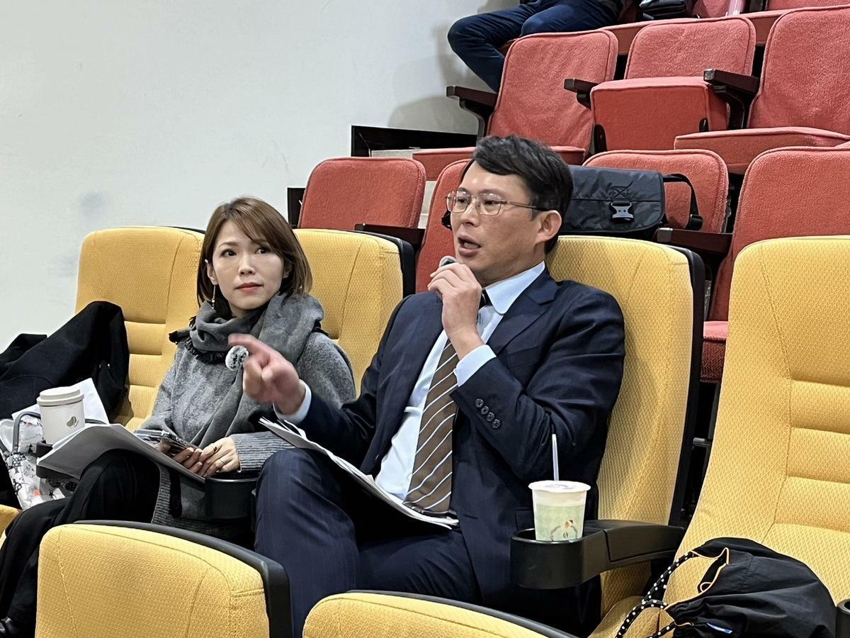 民眾黨團總召黃國昌跑到議場2樓記者席開直播，遭民進黨立委群起狂酸。 圖：金大鈞/攝