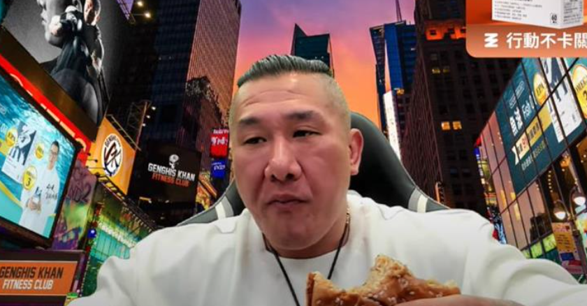 館長昨(12)晚在直播中揚言未來要開箱百家品牌食物，反擊酸民「大家都不要吃了」。 圖：翻攝自館長YT頻道