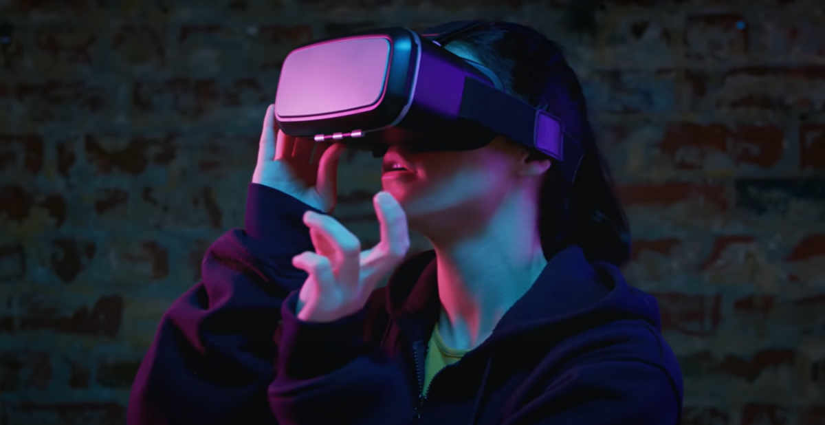 為抗衡蘋果Vision Pro，Google、三星、高通聯手推Android XR系統，專為XR設備打造，涵蓋AR、VR、MR應用，搶攻沉浸式科技市場。 圖：翻攝自YT