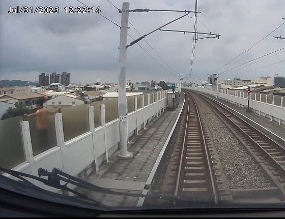 案發自強號行車紀錄器拍攝A君於高架鐵軌上隔音牆外站立畫面。 圖：台鐵提供