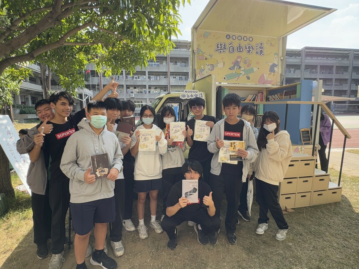 人權故事車於12月10日至11日進駐台南家齊高中，環境優美的校園搭上文青可愛感十足的故事車，馬上擄獲眾多師生的心，紛紛上前與人權故事車拍照合影留念。 圖：國家人權博物館提供