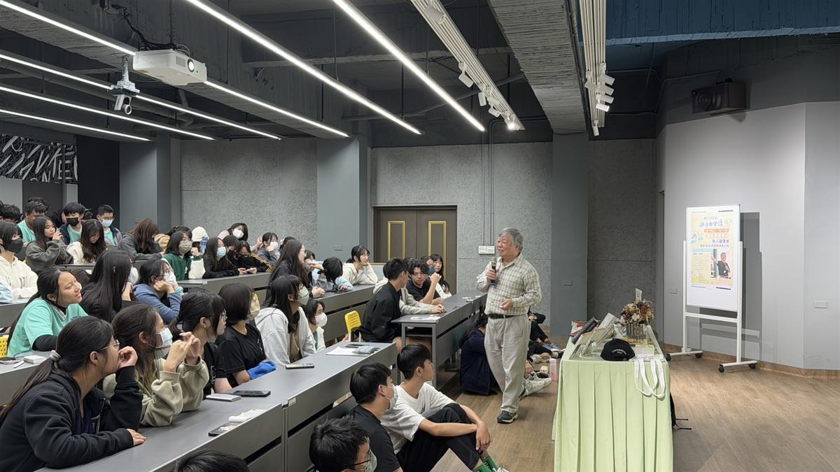 真人圖書館的尾聲，呂昱前輩鼓勵學生不要害怕，當你認為需要發聲的時候勇敢站出來，因為你們都是國來最重要的棟樑與希望，未來的發展如何就是年輕人的時代 圖：國家人權博物館提供
