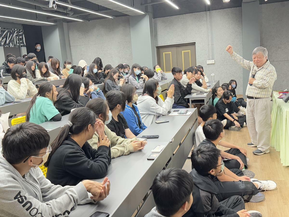 台南家齊高中師生踴躍參與真人圖書館講座，講師呂昱分享自身白恐經歷，也提及他獄中文學的反叛文學之路其中的創作歷程，並提及他如何發起學運火花。 圖：國家人權博物館提供