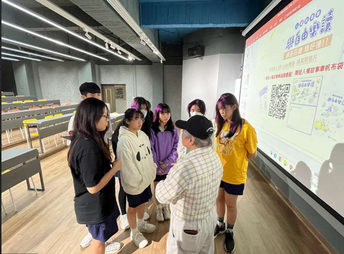 台南家齊高中學生們對真人圖書館感悟甚深，講座結束後仍意猶未盡地上前詢問呂昱關於他的獄中文學創作。 圖：國家人權博物館提供