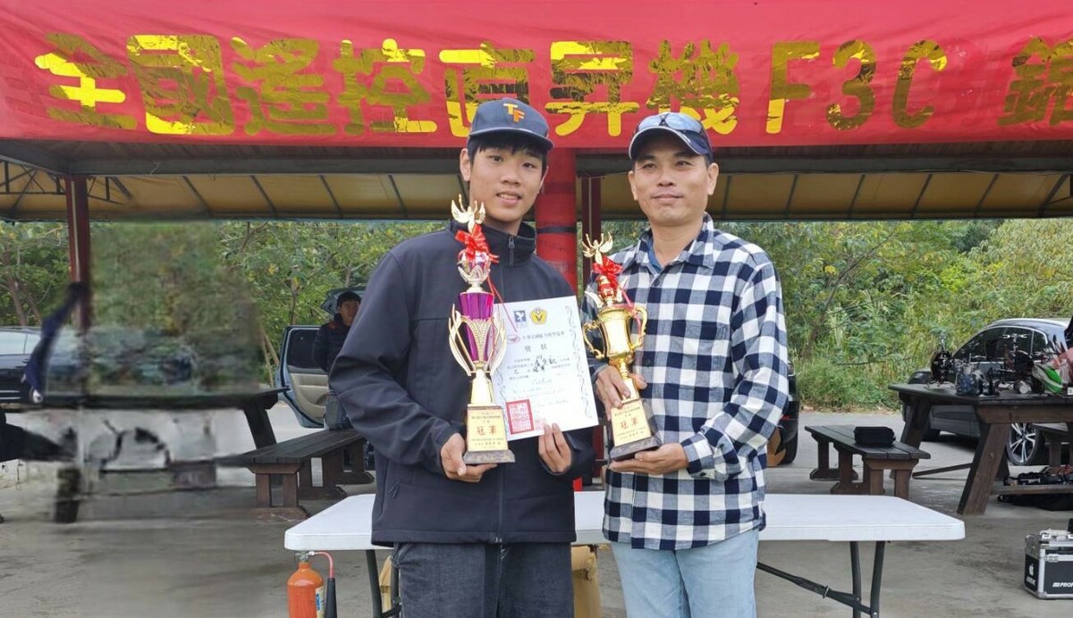 盧奕凱(左)全國F3C乙組遙控直升機比賽奪得冠軍。 圖：高雄市教育局提供
