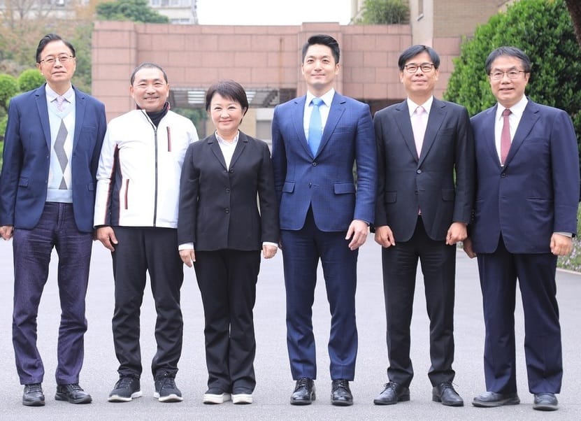 六都市長。左起桃園市長張善政、新北市長侯友宜、台中市長盧秀燕、台北市長蔣萬安、高雄市長陳其邁、台南市長黃偉哲。 圖：台中市政府提供