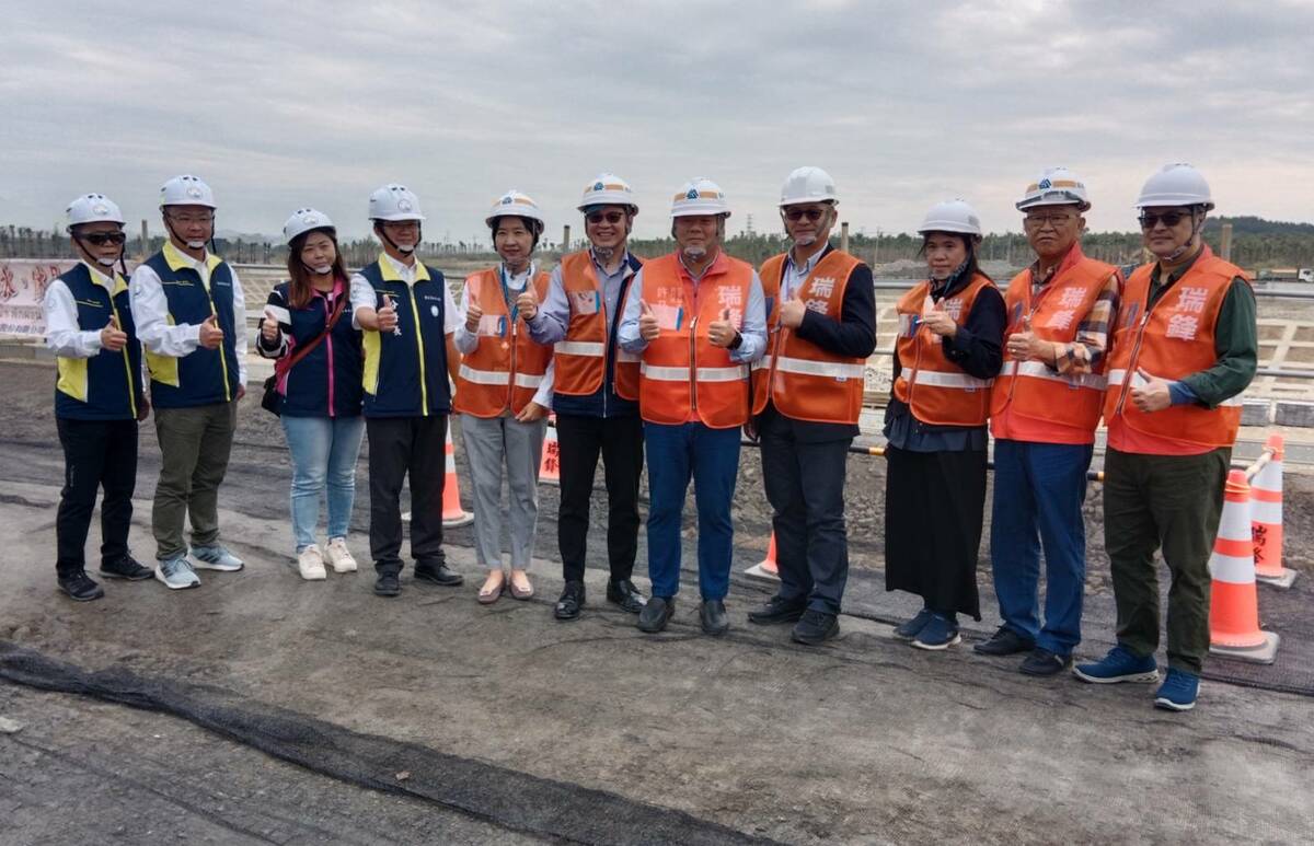 行政院南服中心偕同內政部國土署南區都市基礎工程分署、國科會南科園區管理局及高市府經發局官員巡視橋頭園區。 圖：孫家銘攝