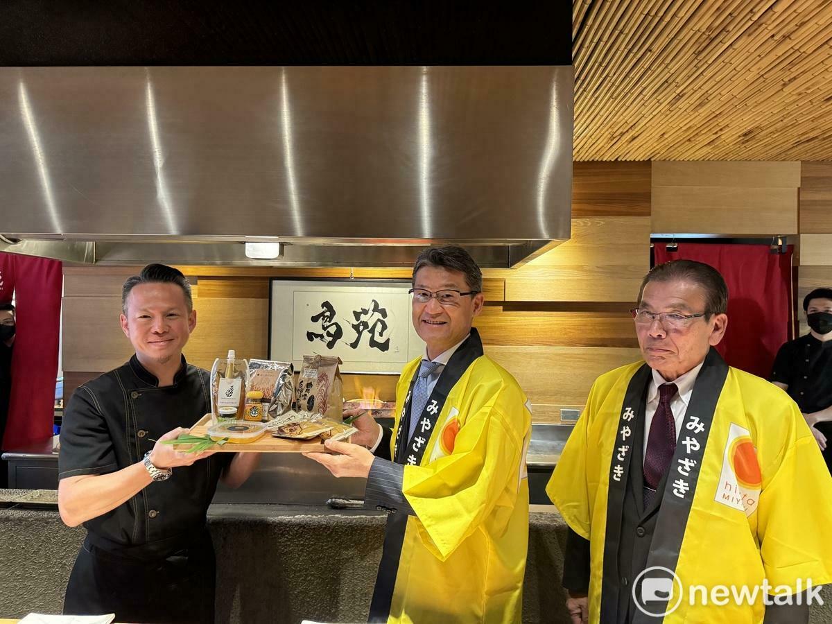 「宮崎物產祭」宮崎縣知事、議員致贈宮崎物產予鳥苑主理人湯仲鴻 受贈儀式。 圖：唐復年/攝