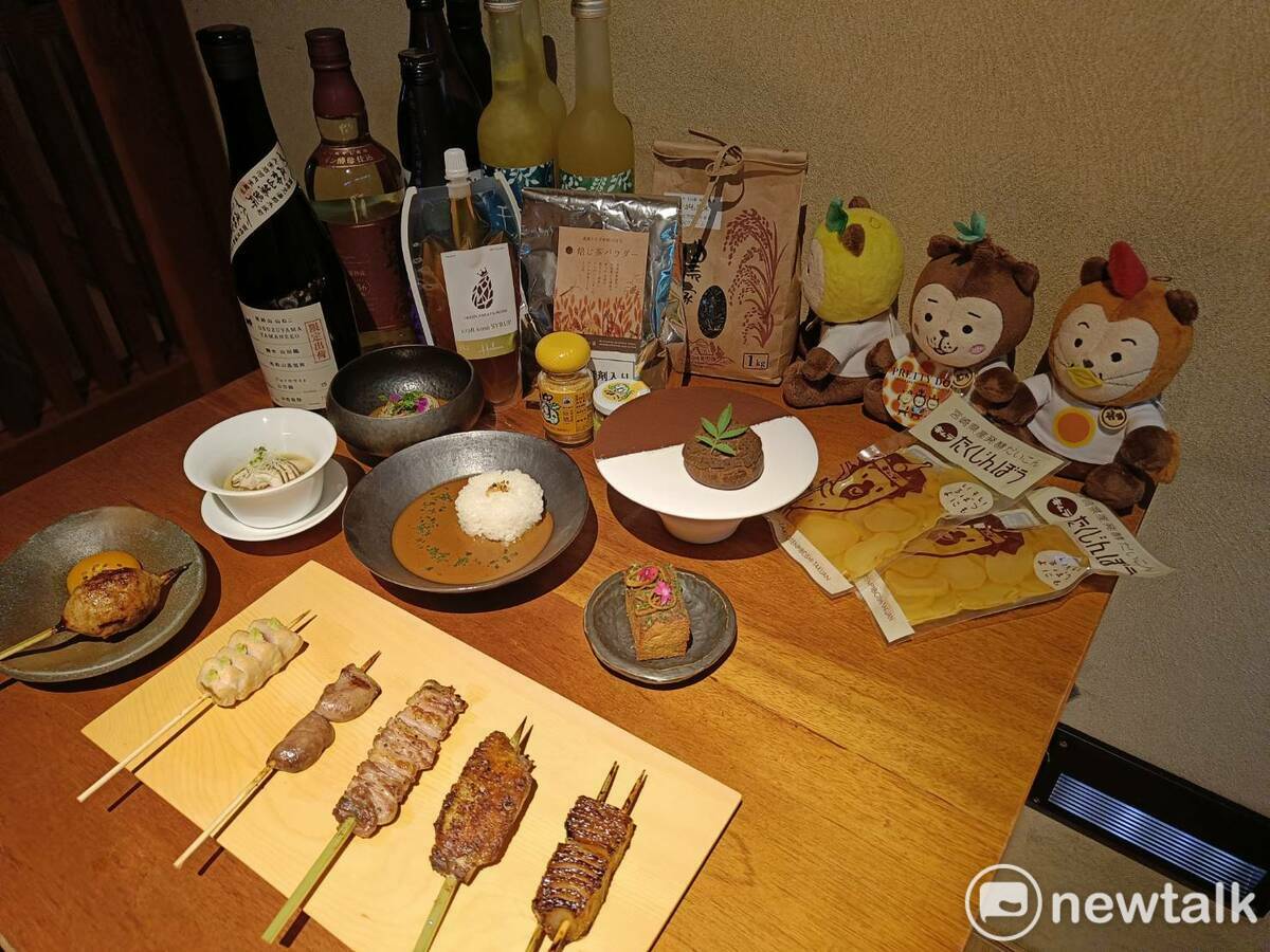 宮崎物產祭冬季套餐共有「肝醬吐司」、「炭烤雞肉煙燻鱒魚卵手捲」、「金華火腿雞湯」、「焦化高麗菜」、「燒鳥5款」、「焦化洋蔥」、「鳥苑咖哩飯」、「焙茶泡芙」共12品菜式。 圖：唐復年/攝