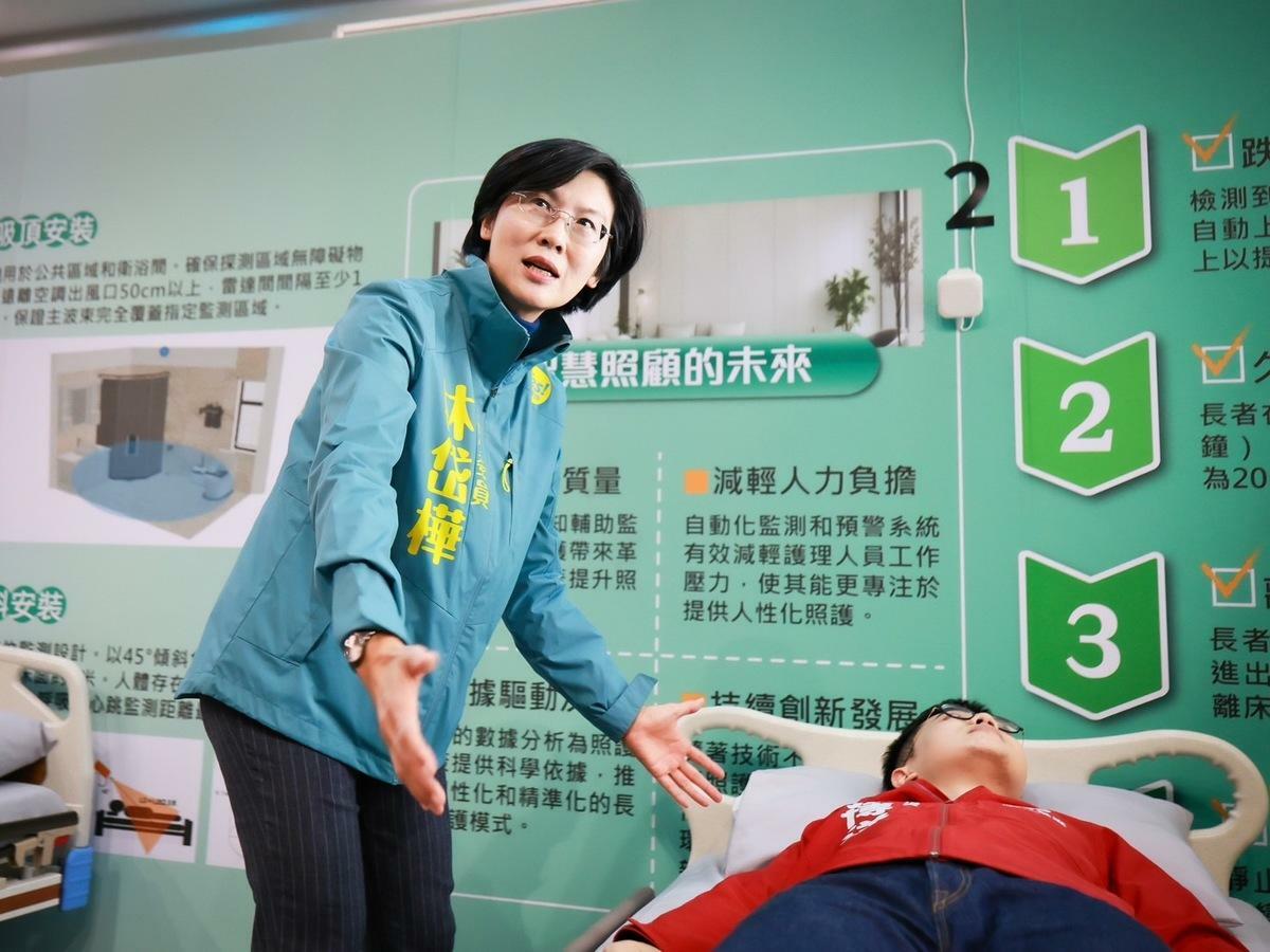 市議員張博洋(右)試用，林岱樺(左)說明廠商毫米波雷達智慧監測系統。 圖：林岱樺服務處提供