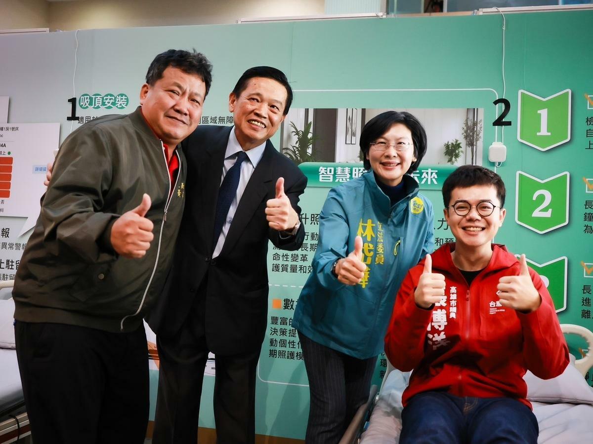 林岱樺(右二)、張博洋(右一)、立志中學校長江澈(左二)盛讚毫米波雷達智慧監測系統。 圖：林岱樺服務處提供