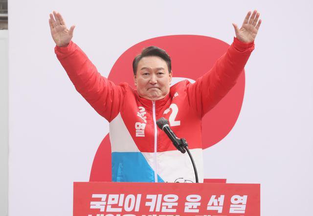 南韓總統尹錫悅因宣布短暫戒嚴，引發大規模抗議和政治風暴，於今 ( 14 ) 正式被國會彈劾停職。 圖: 擷自X帳號@XizxRich8964