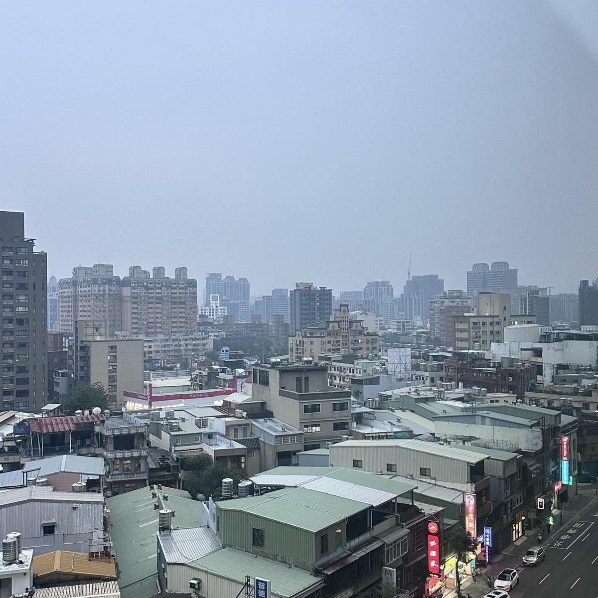 台北市、新北市、桃園市、基隆市及連江縣部分區域空氣品質已達紅色警示。 圖：民眾／提供