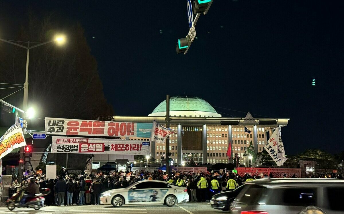 (影)南韓總統尹錫悅遭彈劾停職！百萬抗議與戒嚴爭議震撼全國