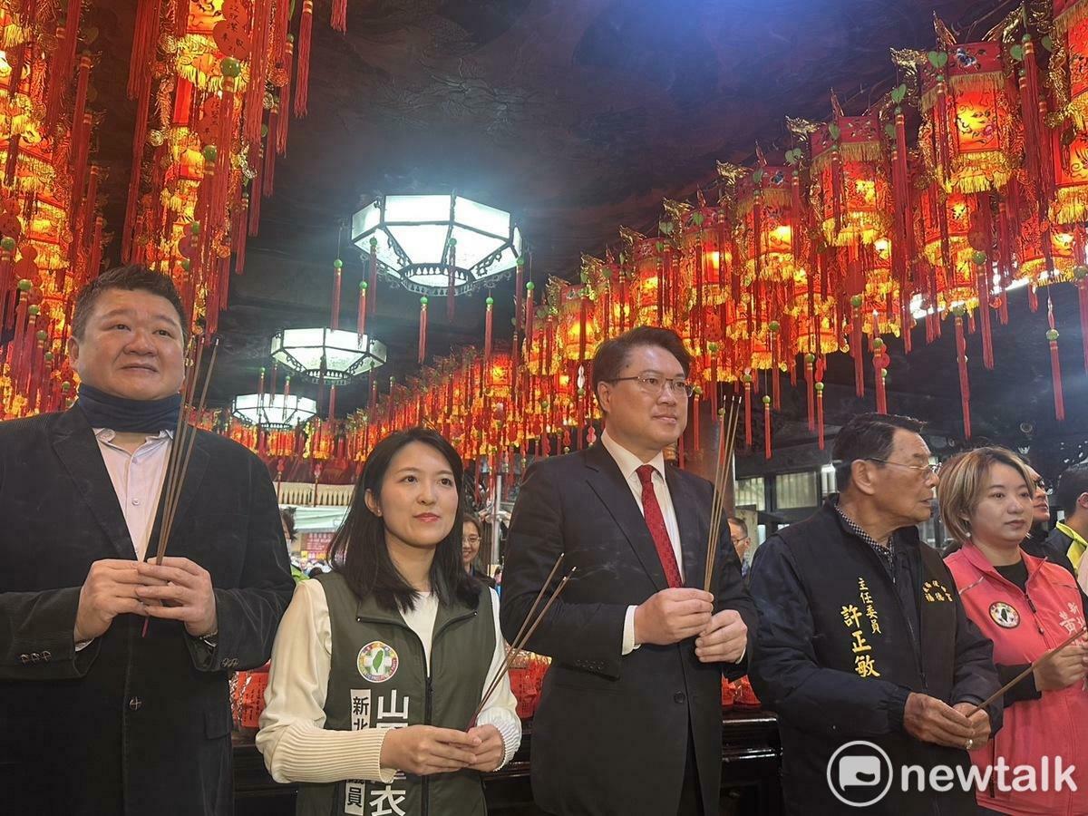 民進黨秘書長林右昌赴新北市板橋後埔福德宮參香，包含黨副秘書長何博文、議員山田摩衣、黃淑君等人都陪同出席。 圖：黃宣尹/攝