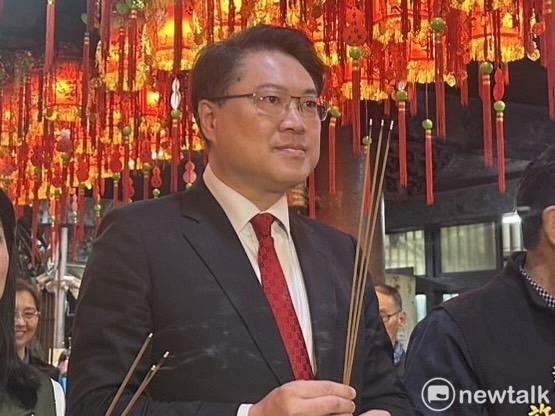 民進黨秘書長林右昌赴新北市板橋後埔福德宮參香。 圖：黃宣尹/攝