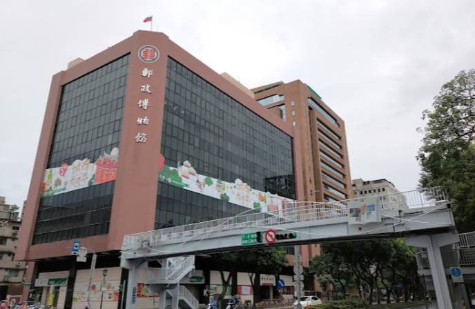 郵政博物館將改為星期六下午、星期日、國定假日及連休假日休館，網民酸不如廢館算了。 圖：孫家銘翻攝