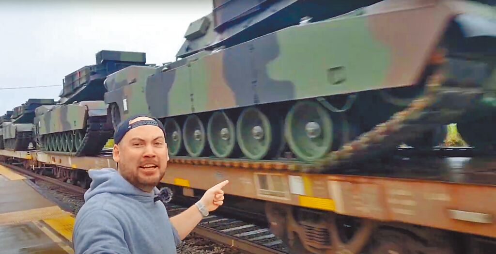 台灣向美國採購108輛M1A2T戰車，據傳首批38輛戰車由國籍航商貨輪自美國西岸起運，15日凌晨運抵台北港。圖為軍事迷日前在密西西比州拍到鐵路運輸M1A2T。 圖：翻攝「YouTube」@diablomontana100頻道