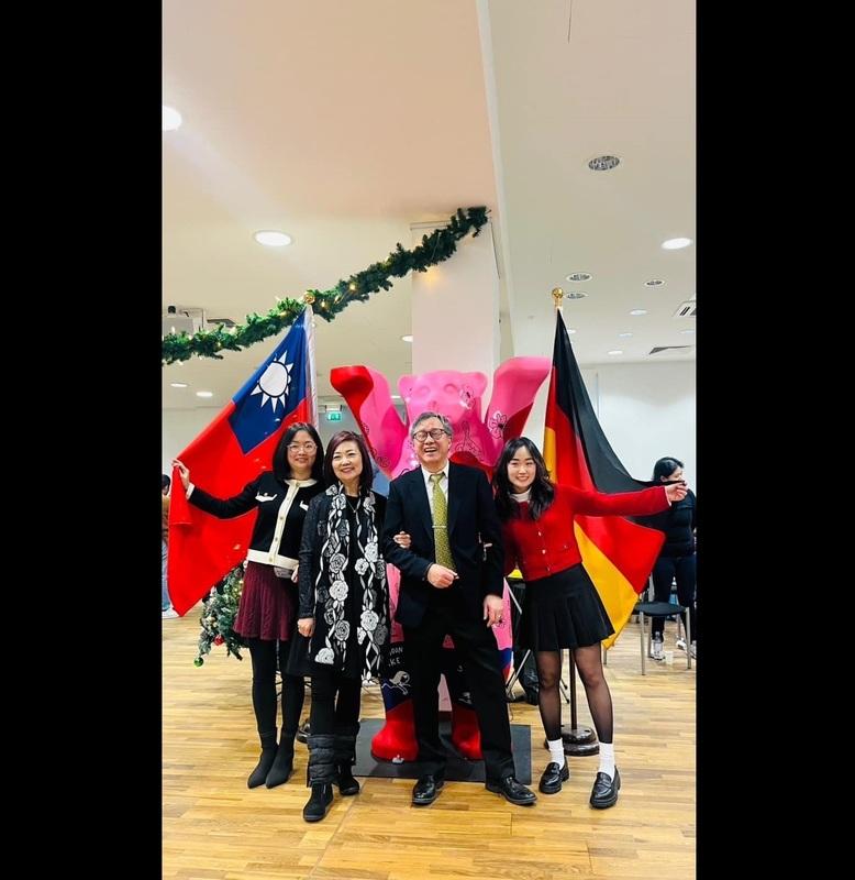 駐德代表謝志偉表示，許多海外的台灣人與華僑都願意共同聚集在國旗下，守護台灣這座自由、民主的燈塔。呼籲馬英九、蕭旭岑與翁曉玲三人「別再說謊」，誠實面對自己內心的想法。 圖：翻攝自 謝志偉粉絲頁 Facebook 帳號