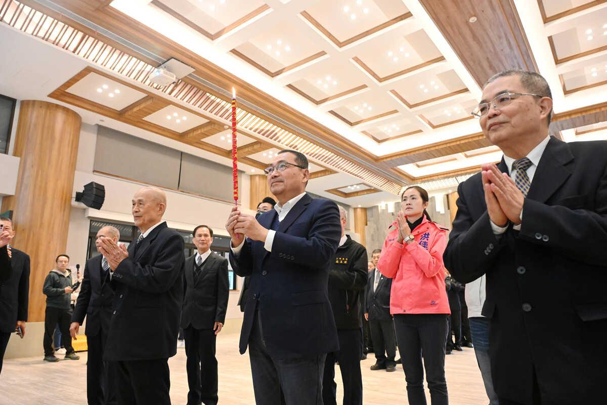 明明上帝聖誕，新北市長侯友宜今(15)日前往三峽濟仁佛院參拜。 圖：新北市政府提供