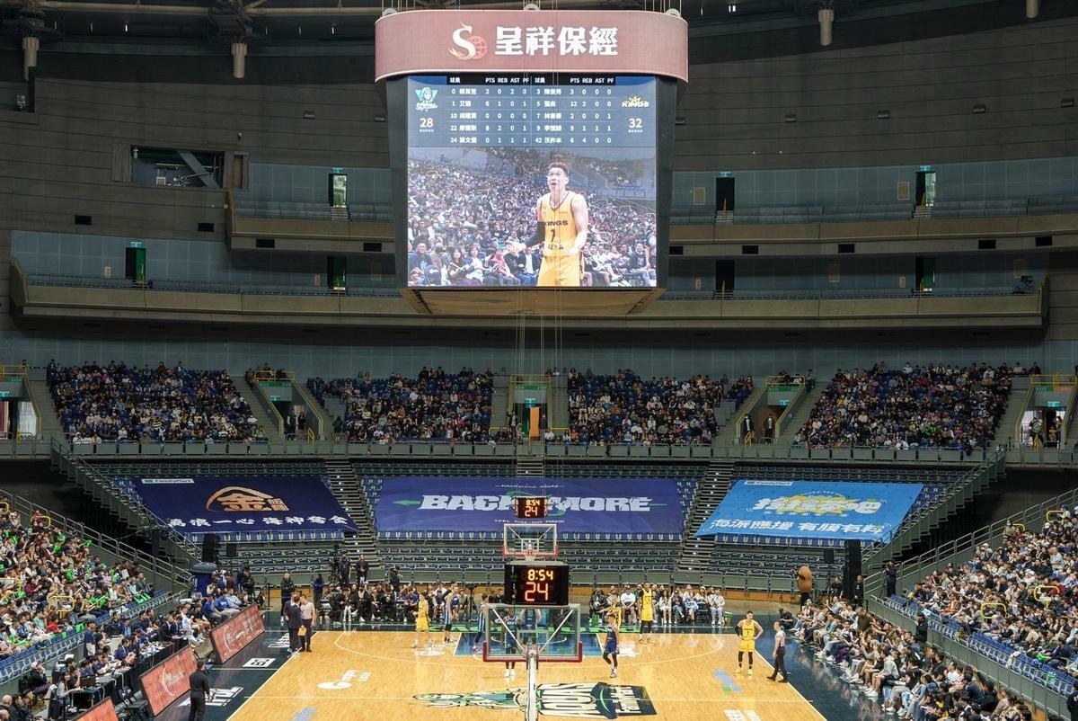 呈祥保經招待1000名同仁、保戶到場看球，為高雄海神熱血應援。 圖：呈祥保經提供