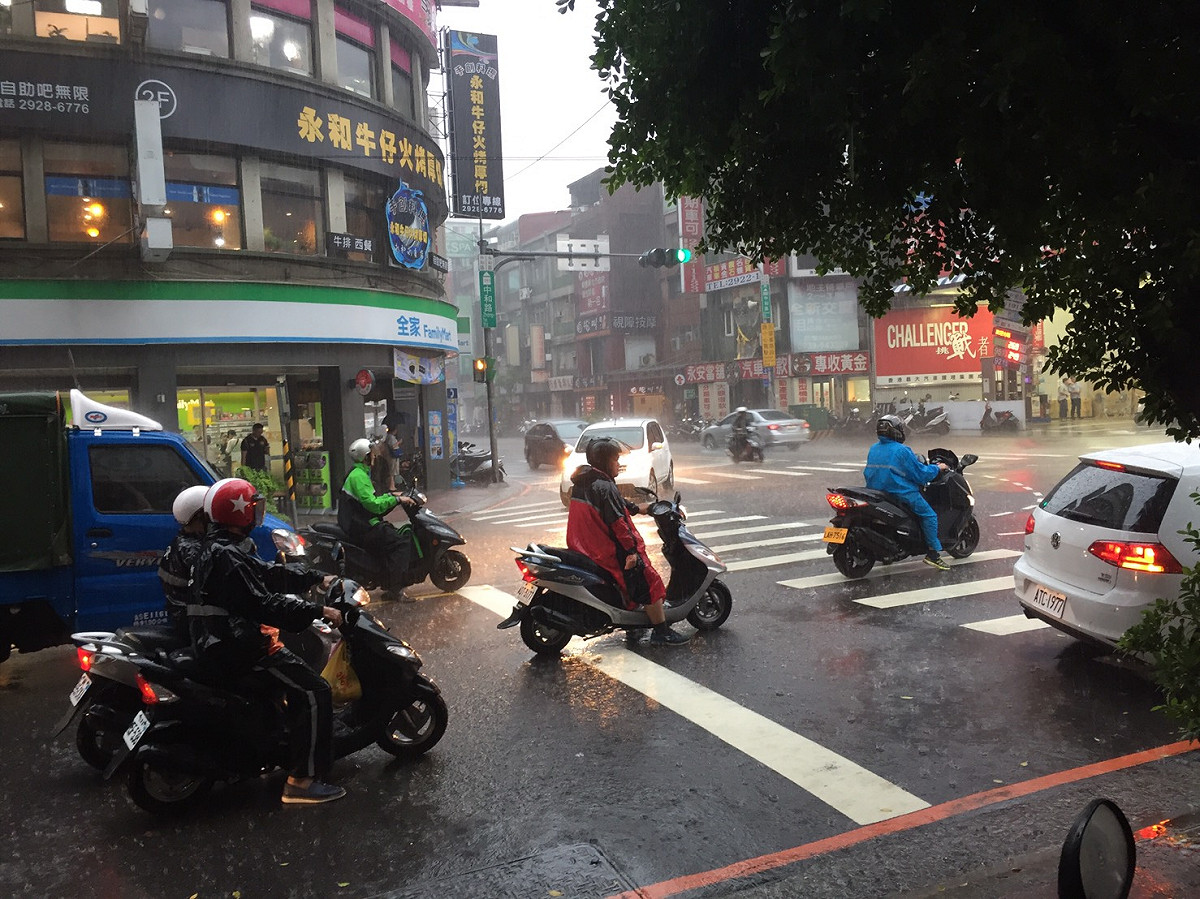 中午過後各地要留意午後雷陣雨發展，尤其在桃園以北地區及各地山區降雨機率較高，民眾外出記得攜帶雨具備用。 圖：丘秝榕/攝
