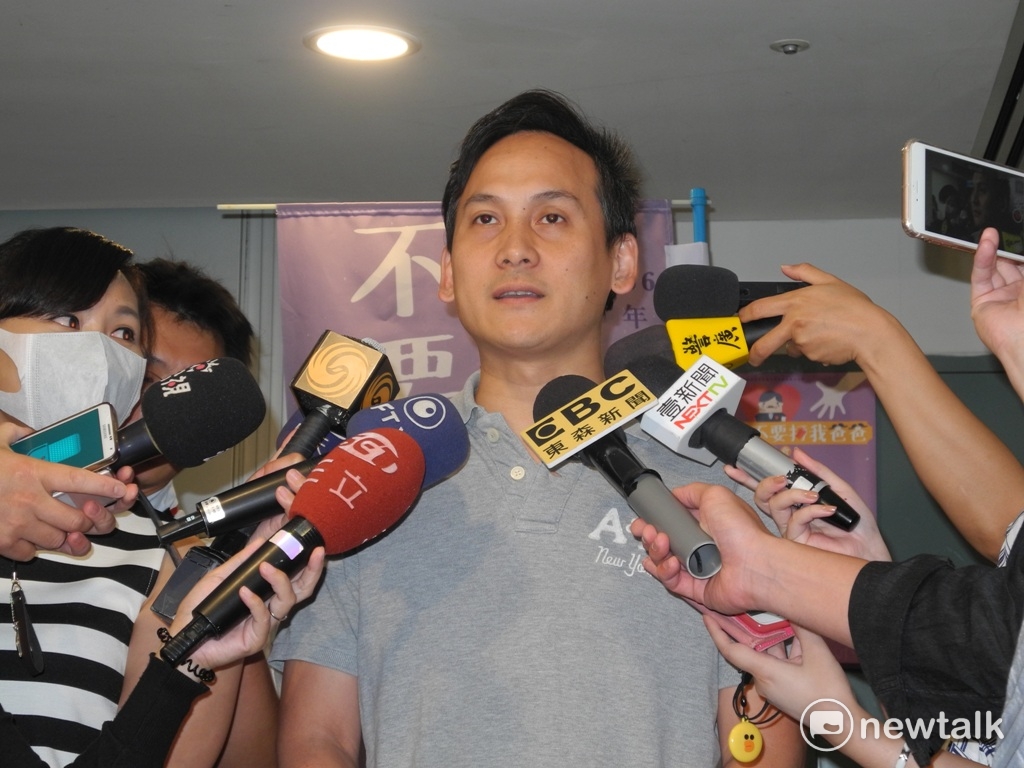 新北市府副發言人葉元之今天上午反諷總統府發言人黃重諺的「中二」說法。 圖：王峻昌/攝