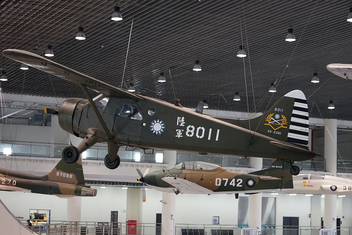 空軍官校旁的航空教育展示館，每日8時至下午17時營業，館內以懸吊方式展示多架歷史戰機。 圖：高雄市觀光局提供
