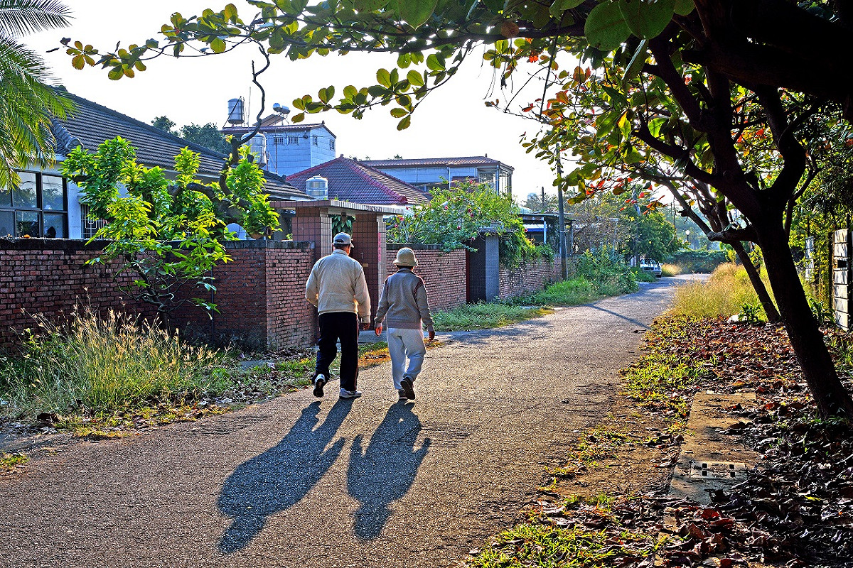 岡山為高雄軍眷村主要集中地之一，民國93年起舊有眷村除了「樂群村」列為市定古蹟及歷史建築之外，其餘已全數拆除，先前紅極一時之公視電視劇《一把青》劇組就是在岡山眷村取景及搭景拍片。 圖：高雄市觀光局提供