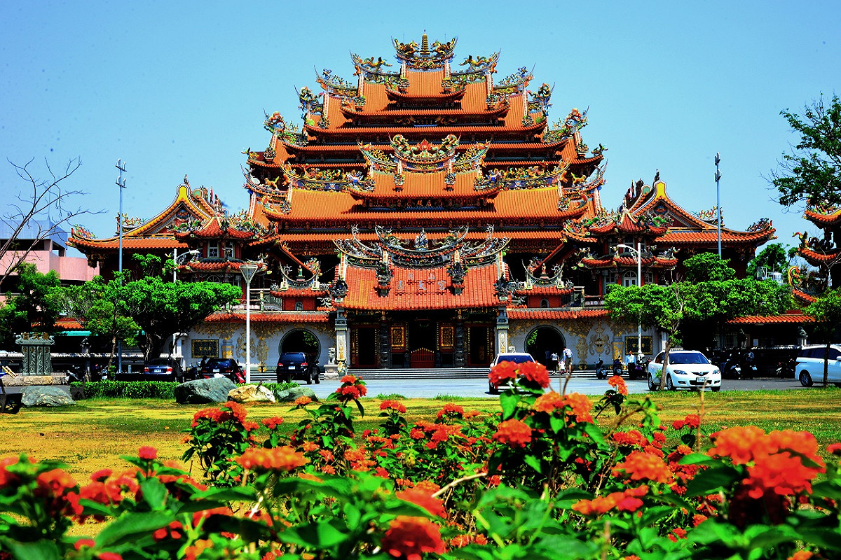 緊鄰岡山公園的壽天宮擁有300年歷史，民眾不妨移步觀賞。 圖：高雄市觀光局提供