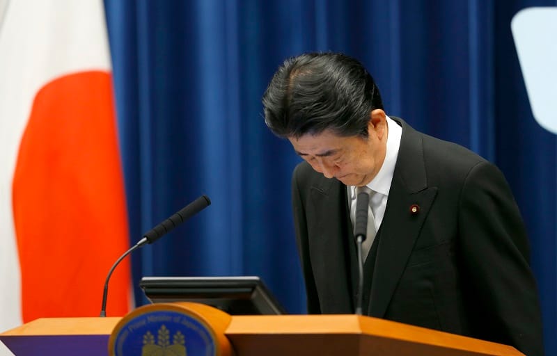 日本首相安倍晉三今（3）日完成內閣改組，在首相官邸舉行記者會上，他對招致國民不信任，深深一鞠躬道歉。 圖：達志影像/美聯社