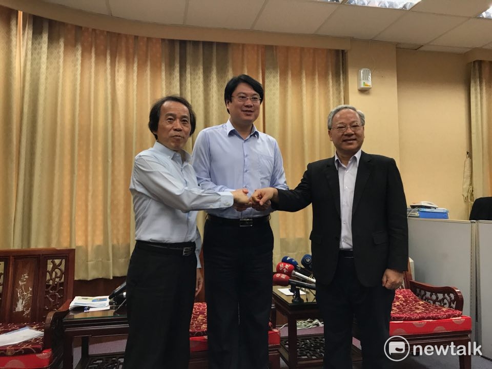 針對基隆輕軌案，基隆市長林右昌（中）今（4）日邀集北市府、交通部協商，由台北市副市長林欽榮（左）、交通部政務次長范植谷（右）代表出席。 圖 : 周煊惠／攝