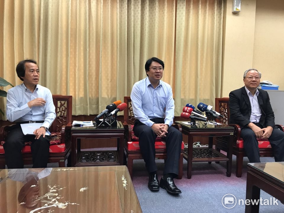 基隆市長林右昌（中）、台北市副市長林欽榮（左）、交通部政務次長范植谷（右）三方今針對基隆輕軌案開會協商。 圖 : 周煊惠／攝